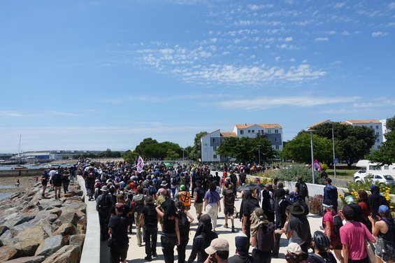 cortege le long de la plage